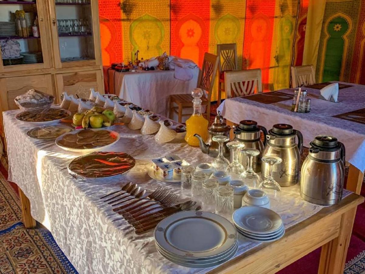 Erg Chebbi Dunes Desert Camp Hotel Merzouga Bagian luar foto