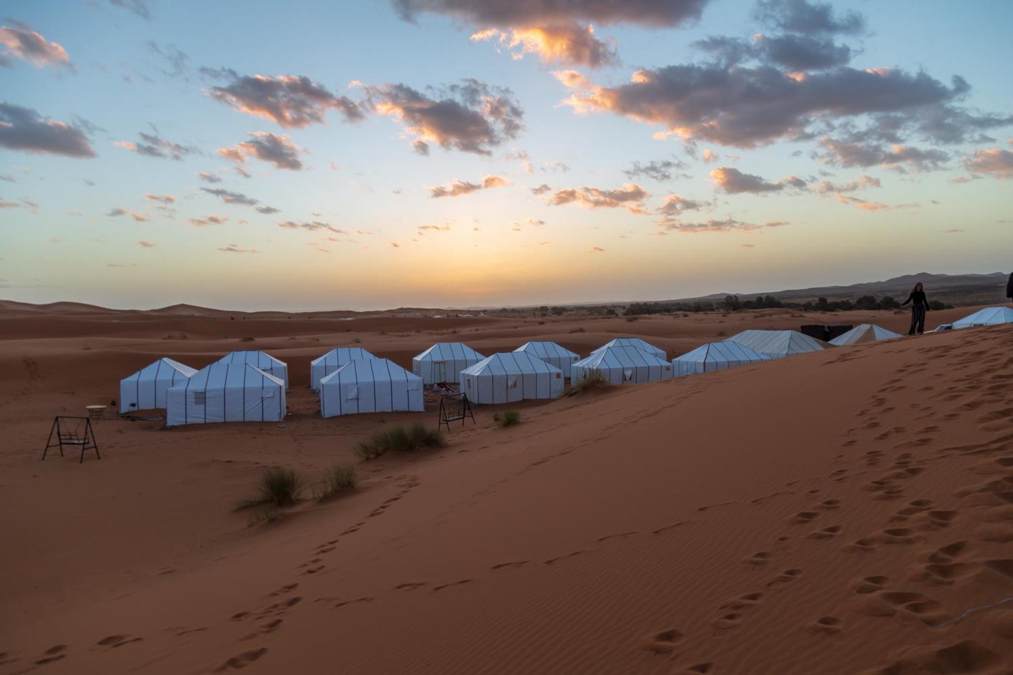 Erg Chebbi Dunes Desert Camp Hotel Merzouga Bagian luar foto